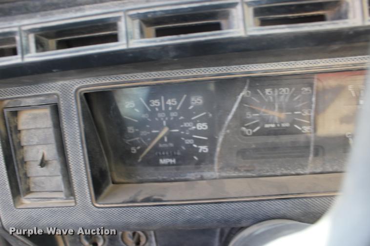 image for item DB0026 1992 Ford F900 oil distributor truck