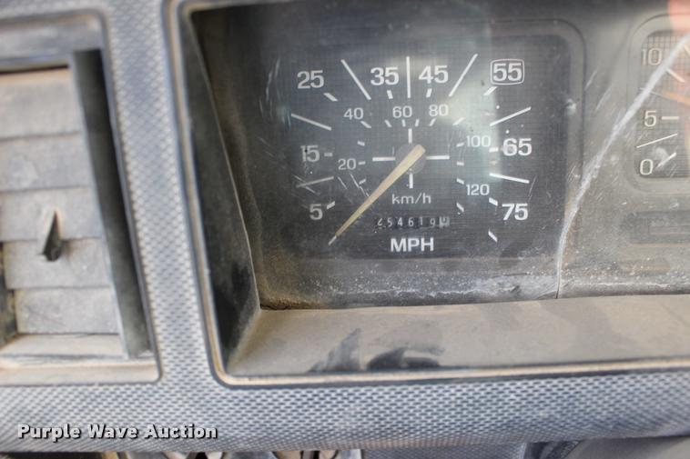 image for item DB0026 1992 Ford F900 oil distributor truck