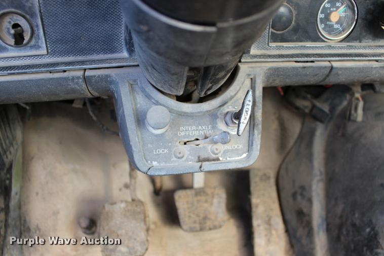 image for item DB0026 1992 Ford F900 oil distributor truck