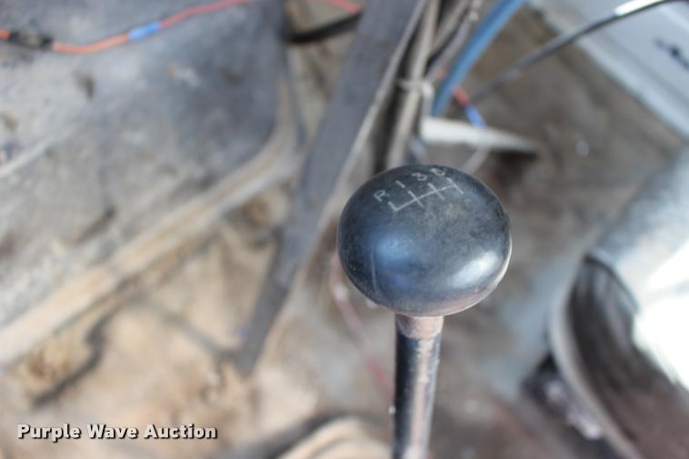 image for item DB0026 1992 Ford F900 oil distributor truck