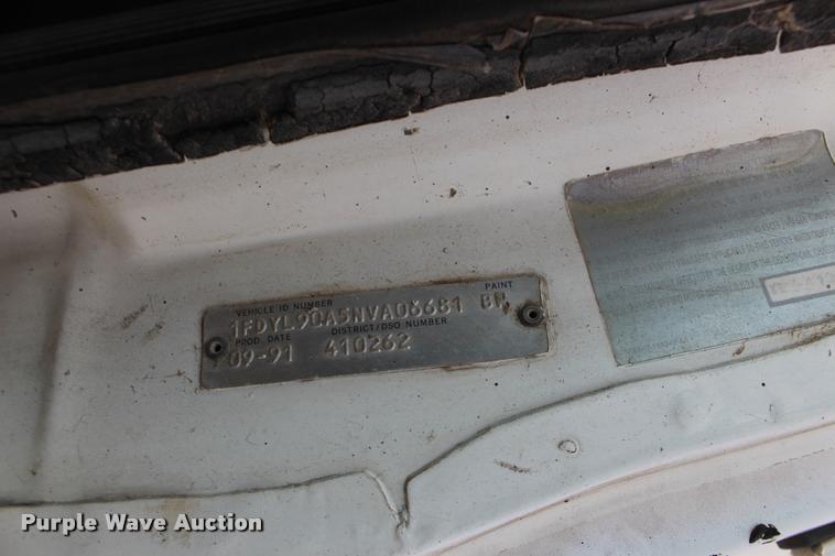 image for item DB0026 1992 Ford F900 oil distributor truck