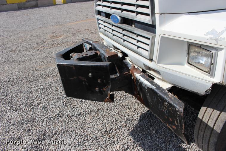 image for item DB0026 1992 Ford F900 oil distributor truck