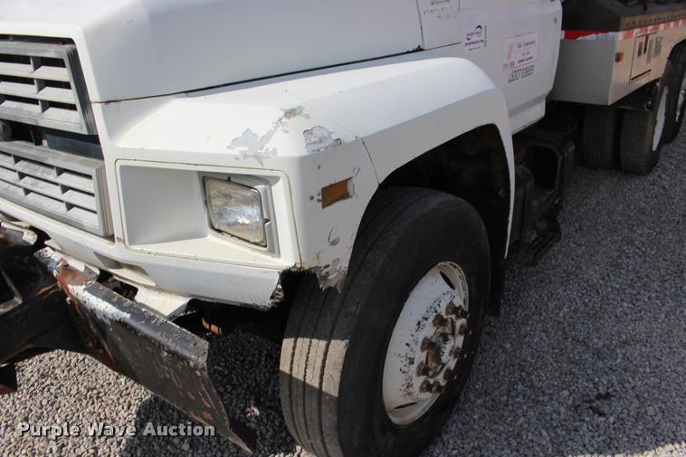 image for item DB0026 1992 Ford F900 oil distributor truck