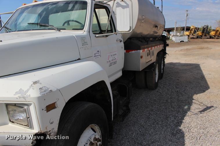 image for item DB0026 1992 Ford F900 oil distributor truck