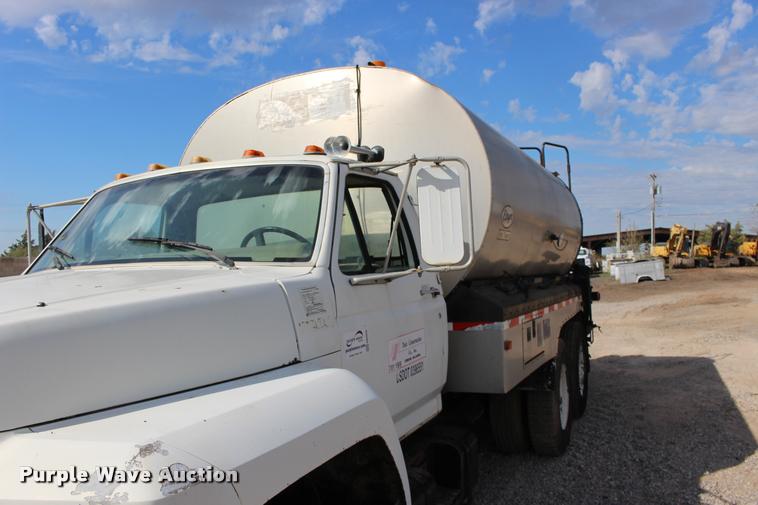 image for item DB0026 1992 Ford F900 oil distributor truck