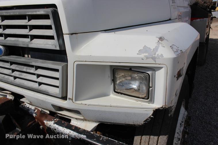 image for item DB0026 1992 Ford F900 oil distributor truck