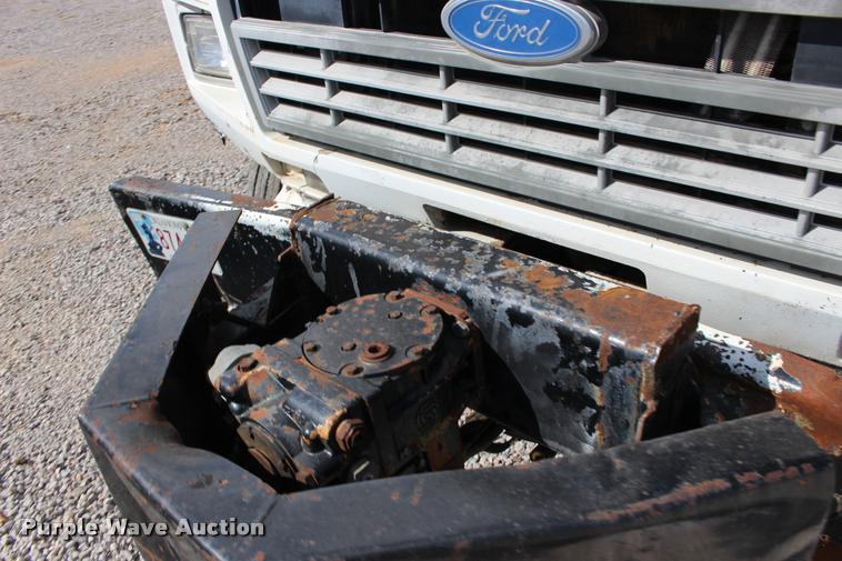 image for item DB0026 1992 Ford F900 oil distributor truck