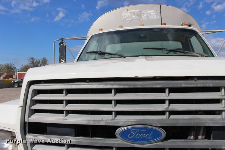 image for item DB0026 1992 Ford F900 oil distributor truck