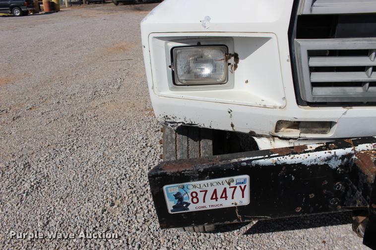 image for item DB0026 1992 Ford F900 oil distributor truck