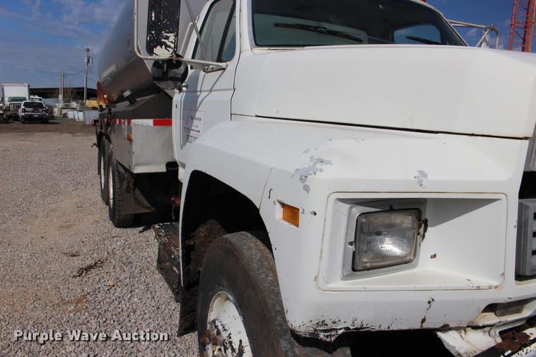 image for item DB0026 1992 Ford F900 oil distributor truck