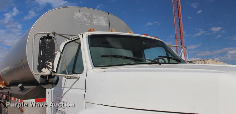 image for item DB0026 1992 Ford F900 oil distributor truck