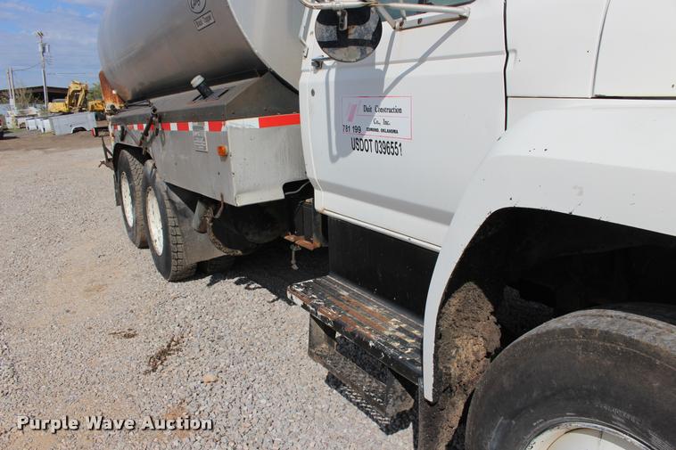 image for item DB0026 1992 Ford F900 oil distributor truck
