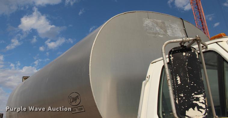 image for item DB0026 1992 Ford F900 oil distributor truck