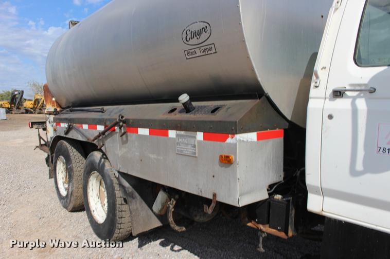 image for item DB0026 1992 Ford F900 oil distributor truck