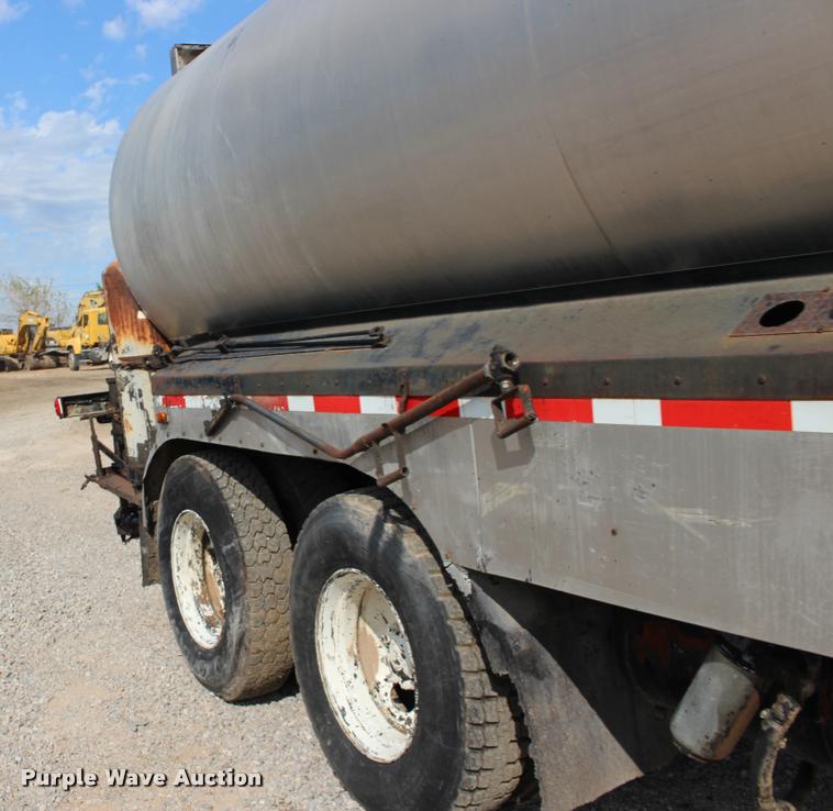 image for item DB0026 1992 Ford F900 oil distributor truck