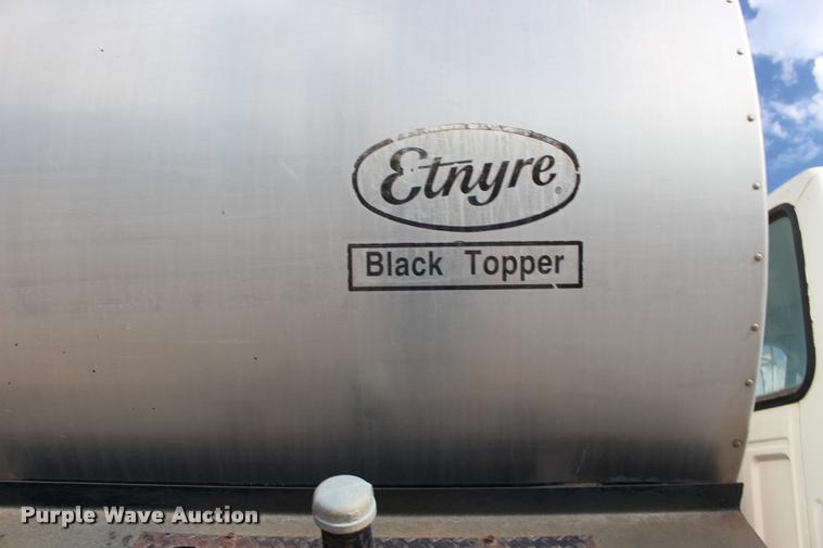 image for item DB0026 1992 Ford F900 oil distributor truck