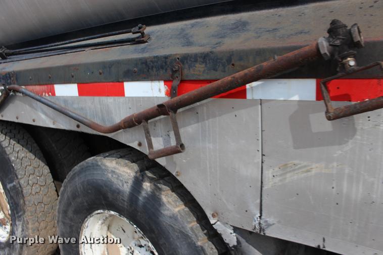 image for item DB0026 1992 Ford F900 oil distributor truck