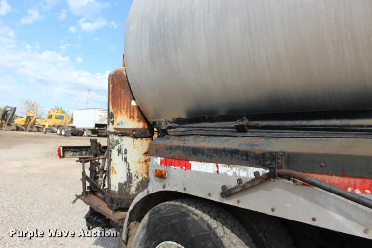 image for item DB0026 1992 Ford F900 oil distributor truck