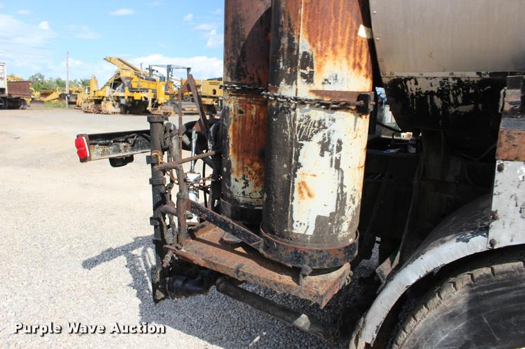 image for item DB0026 1992 Ford F900 oil distributor truck