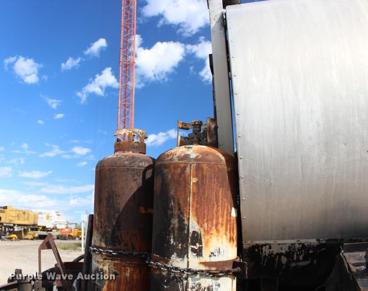 image for item DB0026 1992 Ford F900 oil distributor truck