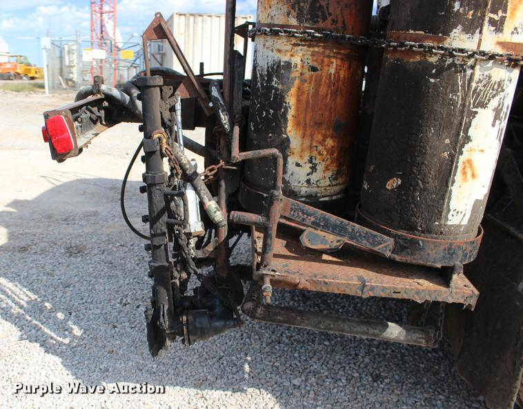 image for item DB0026 1992 Ford F900 oil distributor truck