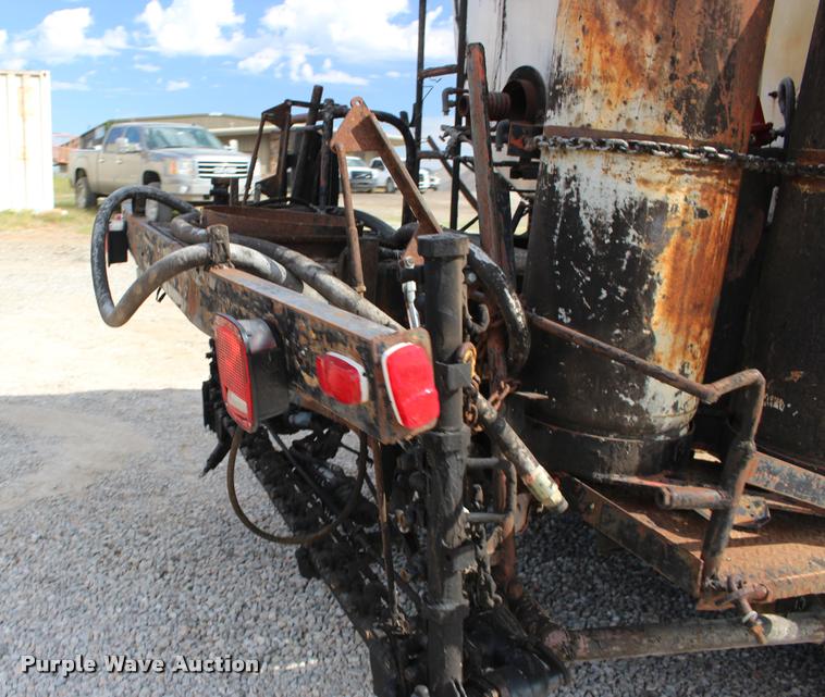 image for item DB0026 1992 Ford F900 oil distributor truck