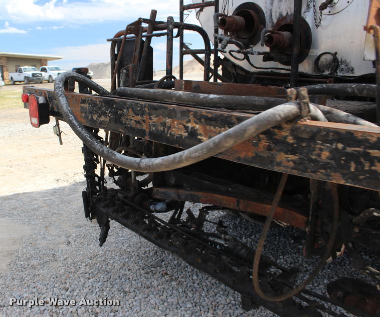 image for item DB0026 1992 Ford F900 oil distributor truck