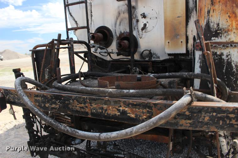 image for item DB0026 1992 Ford F900 oil distributor truck