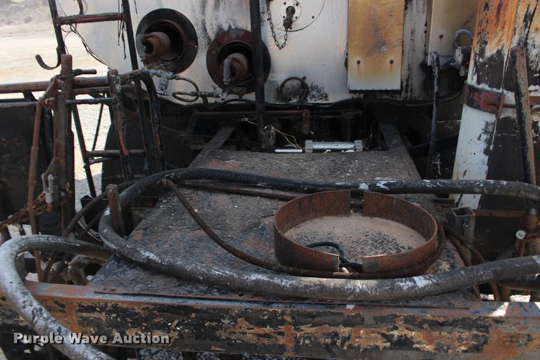 image for item DB0026 1992 Ford F900 oil distributor truck