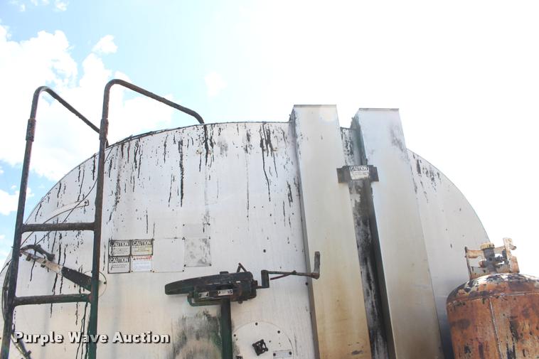 image for item DB0026 1992 Ford F900 oil distributor truck