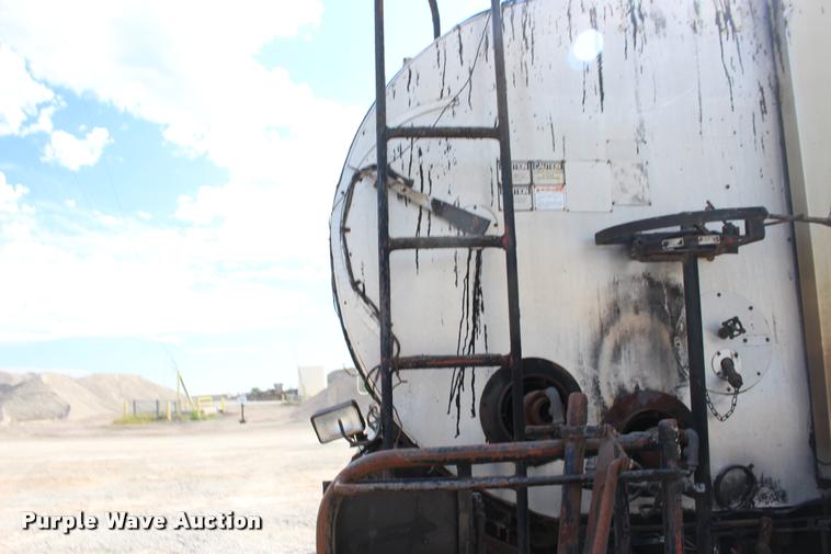 image for item DB0026 1992 Ford F900 oil distributor truck