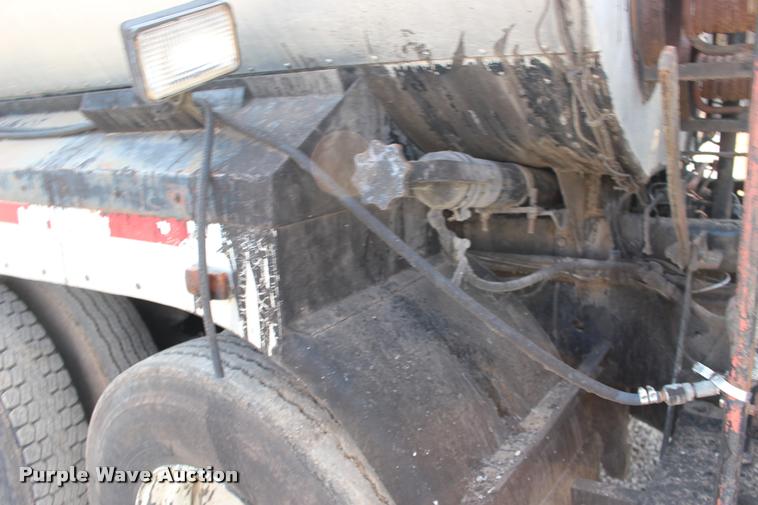 image for item DB0026 1992 Ford F900 oil distributor truck