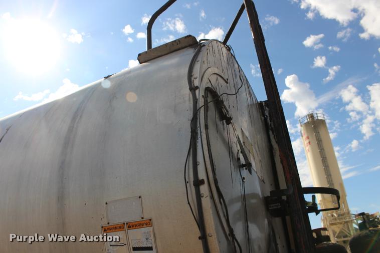 image for item DB0026 1992 Ford F900 oil distributor truck