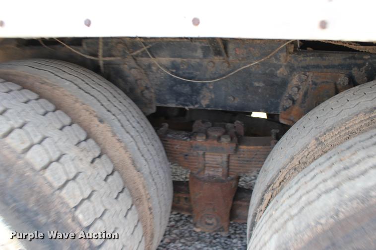 image for item DB0026 1992 Ford F900 oil distributor truck