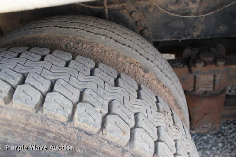 image for item DB0026 1992 Ford F900 oil distributor truck