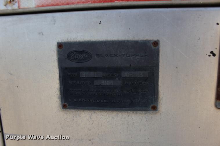 image for item DB0026 1992 Ford F900 oil distributor truck