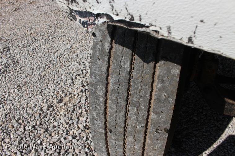 image for item DB0026 1992 Ford F900 oil distributor truck