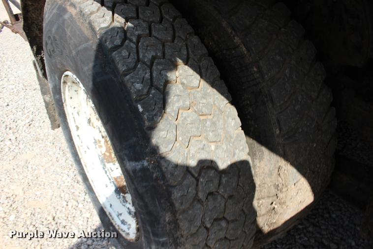 image for item DB0026 1992 Ford F900 oil distributor truck