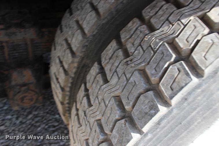 image for item DB0026 1992 Ford F900 oil distributor truck