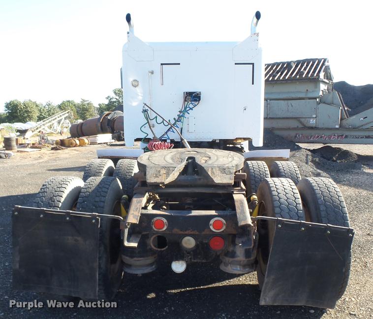 image for item DB0028 2000 Freightliner FLD semi truck