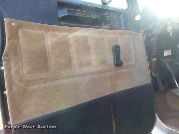 image for item DB0028 2000 Freightliner FLD semi truck