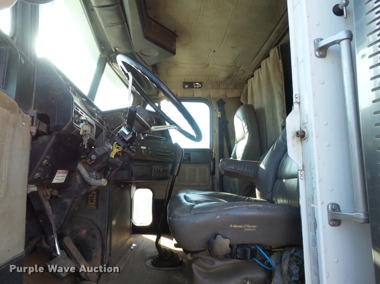 image for item DB0028 2000 Freightliner FLD semi truck