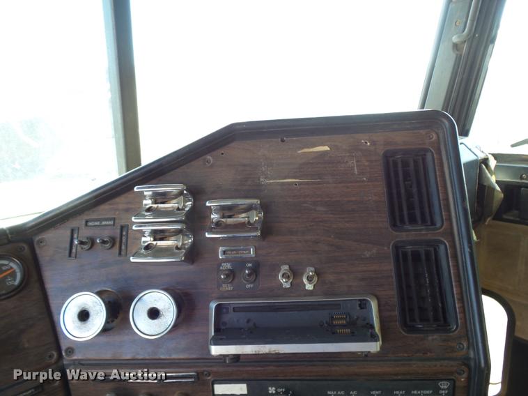 image for item DB0028 2000 Freightliner FLD semi truck