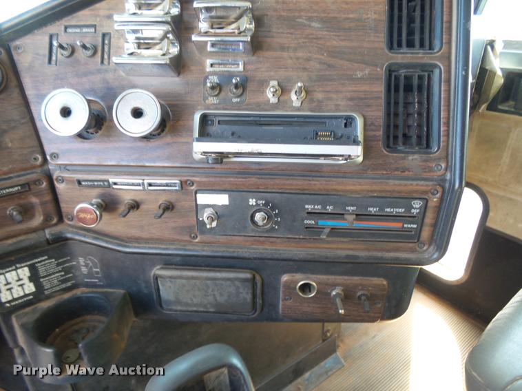 image for item DB0028 2000 Freightliner FLD semi truck