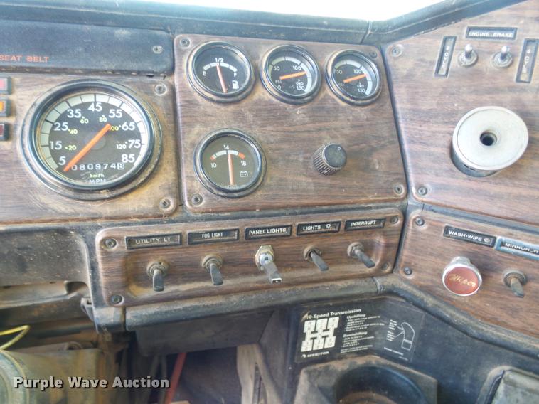 image for item DB0028 2000 Freightliner FLD semi truck