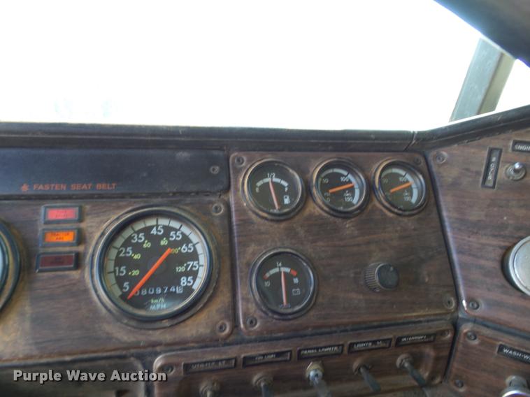 image for item DB0028 2000 Freightliner FLD semi truck