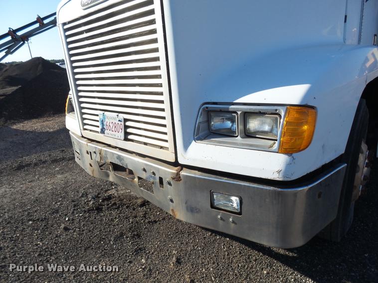 image for item DB0028 2000 Freightliner FLD semi truck