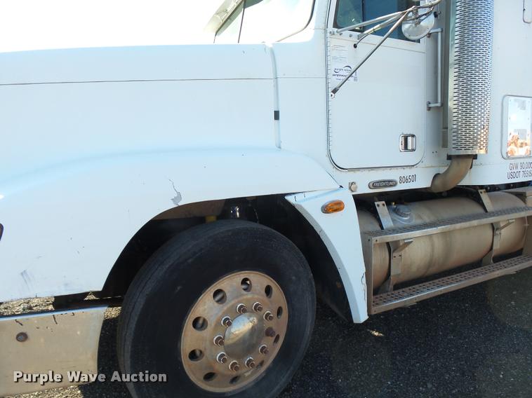 image for item DB0028 2000 Freightliner FLD semi truck