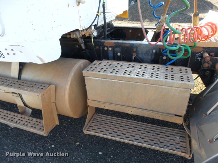 image for item DB0028 2000 Freightliner FLD semi truck