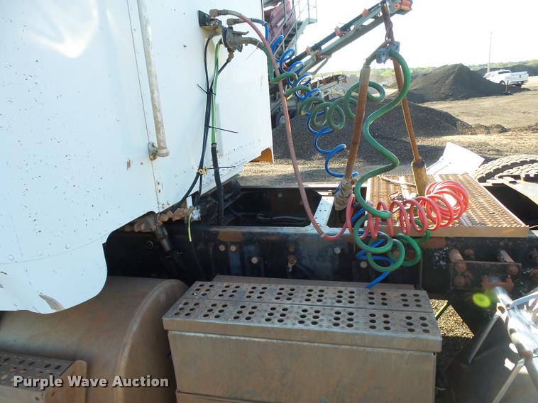 image for item DB0028 2000 Freightliner FLD semi truck